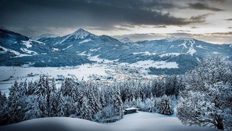 Blick auf Altenmarkt-Zauchensee im Winter von oben von einem nahegelegenen Gipfel