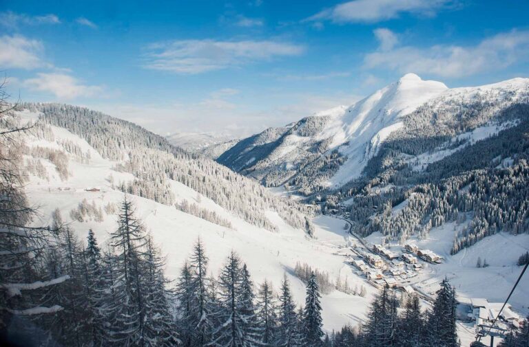 Der verschneite Wintersportort Zauchensee und die Straße in Richtung Altenmarkt