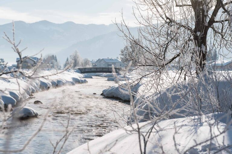 Ein Brücke über die Enns im Ort Altenmarkt umgeben von einer herrlichen Winterlandschaft