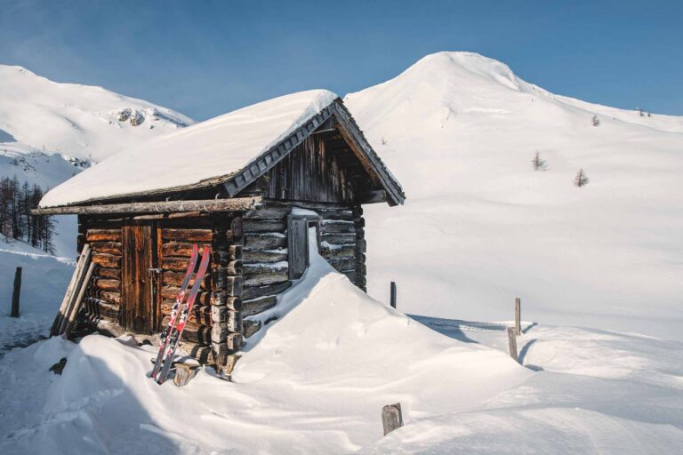 Eine kleine urige Hütte an einer Skipiste in Zauchensee