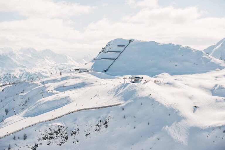 Blick auf die Bergstation des Skiparadies Zauchensee