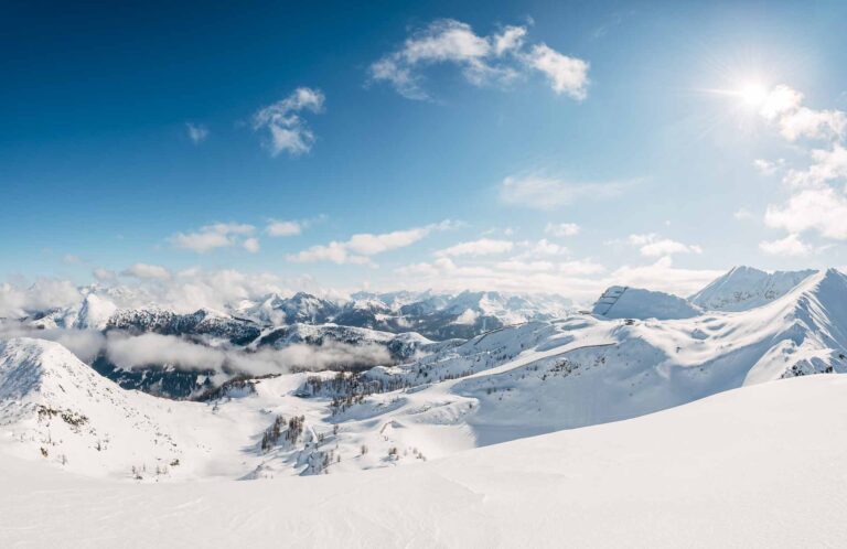 Blick auf die glitzernde Winterlandschaft von Altenmarkt Zauchensee bei strahlenden Sonnenschein