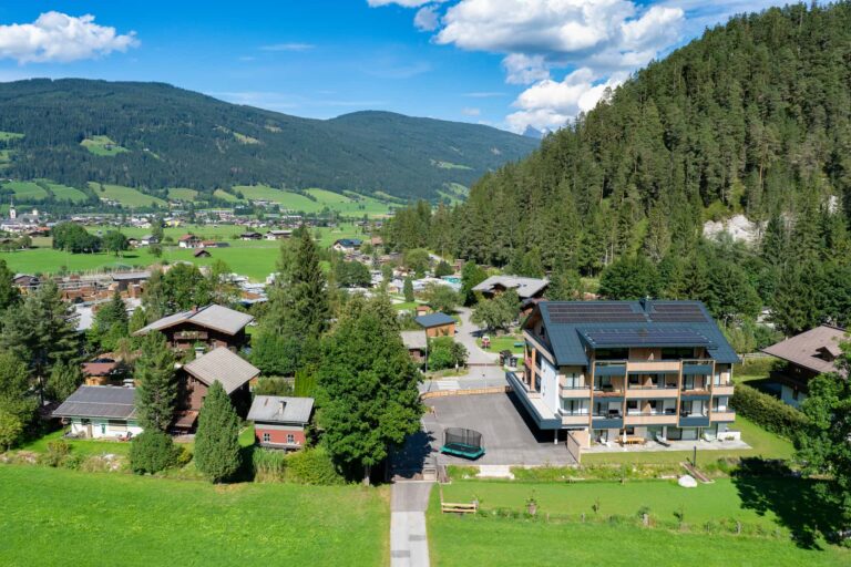 Außenansicht der Ski & Bike Appartments im Sommer mit dem herrlichen Bergpanorama im Hintergrund