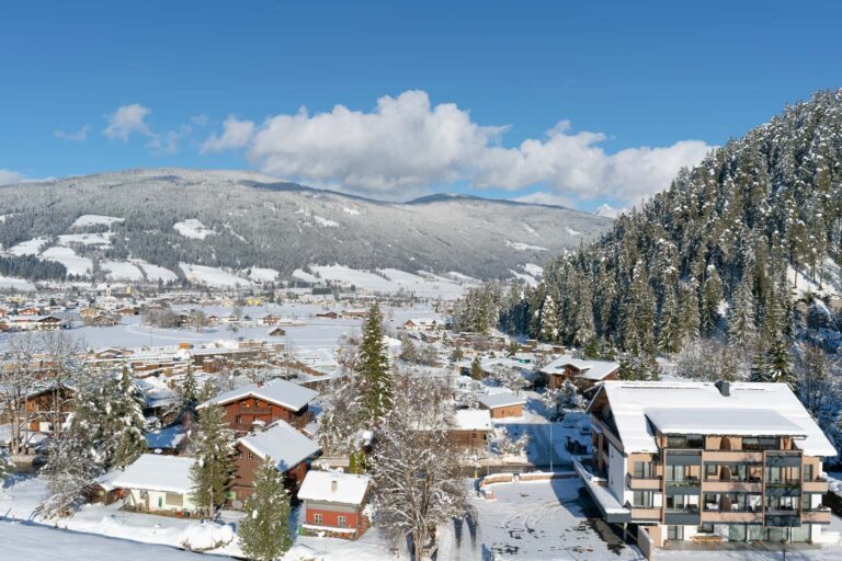 Das herrliche verschneite Bergpanorama hinter den Ski & Bike Appartements in Altenmarkt-Zauchensee