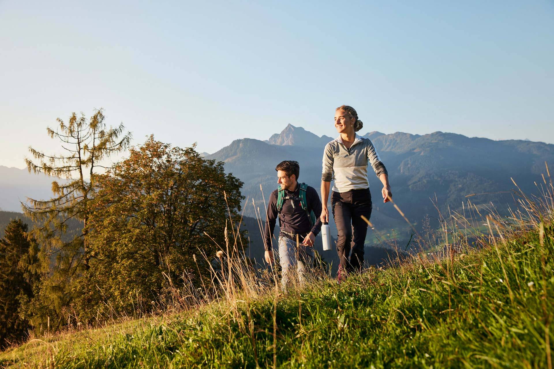 Ein Pärchen beim Wandern während ihres Sommerurlaubs Altenmarkt Zauchensee