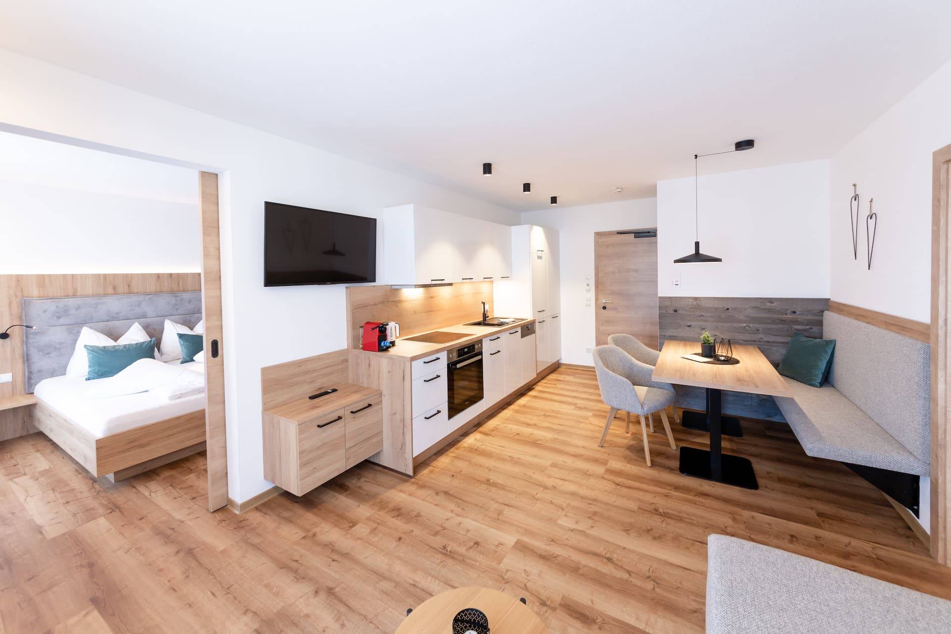 The living area with kitchen and adjoining bedroom in the Bergglück apartment