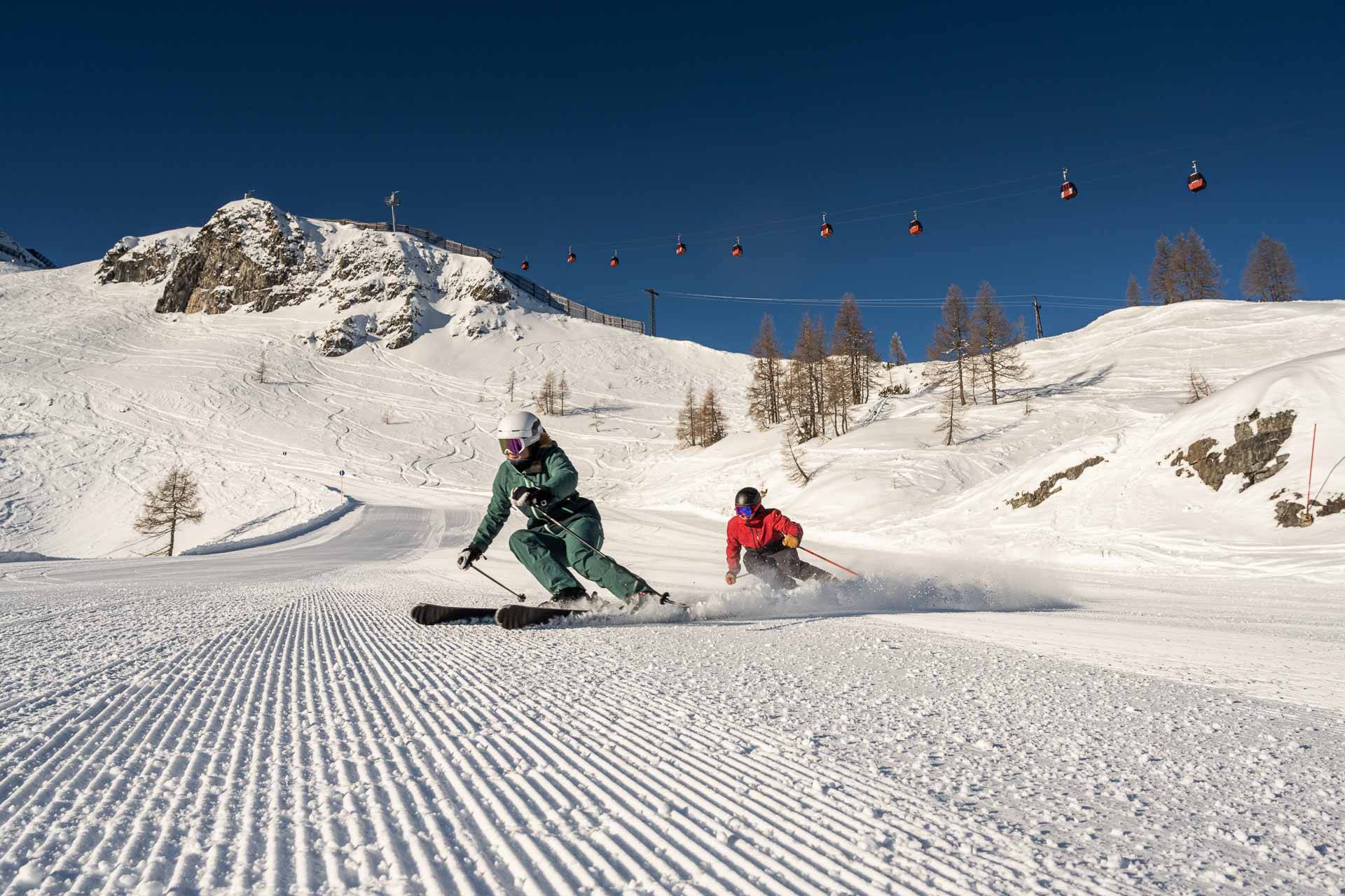 Ein Paar beim Skifahren in Altenmarkt-Zauchensee