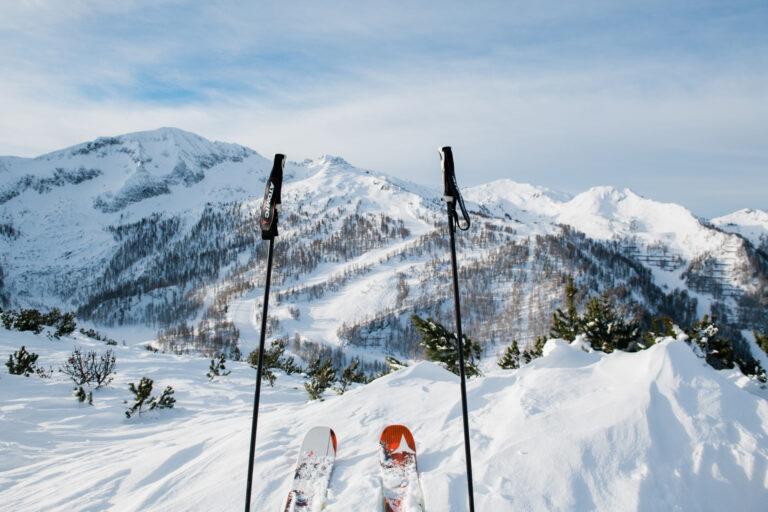 Der Blick eines Skifahrers auf die gegenüberliegende Skipiste in Zauchensee